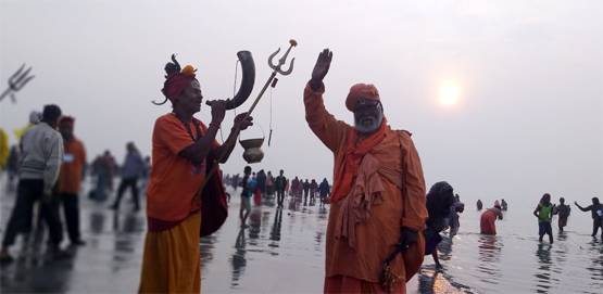 पहली बार किन्नर अखाड़ा ने किया शाही स्नान, देखें कुंभ की तस्वीरें