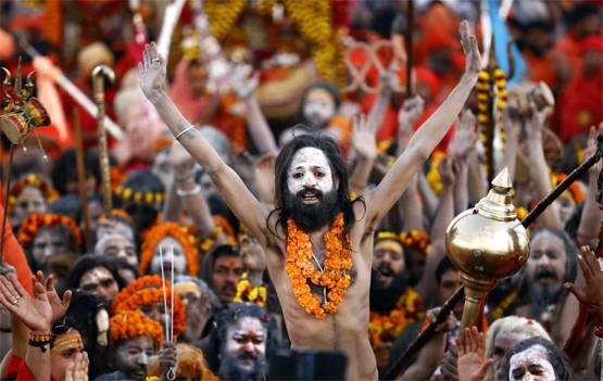 पहली बार किन्नर अखाड़ा ने किया शाही स्नान, देखें कुंभ की तस्वीरें