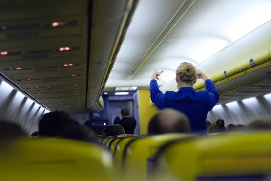 जानें- फ्लाइट से पहले और बाद में क्या करती हैं एयर होस्टेस?