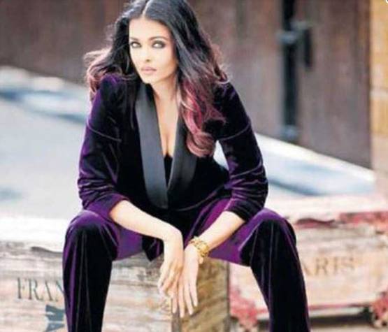 डब्बू रतनानी कैलेंडर 2019: ऐश्वर्या-जाह्नवी का ग्लैमरस लुक