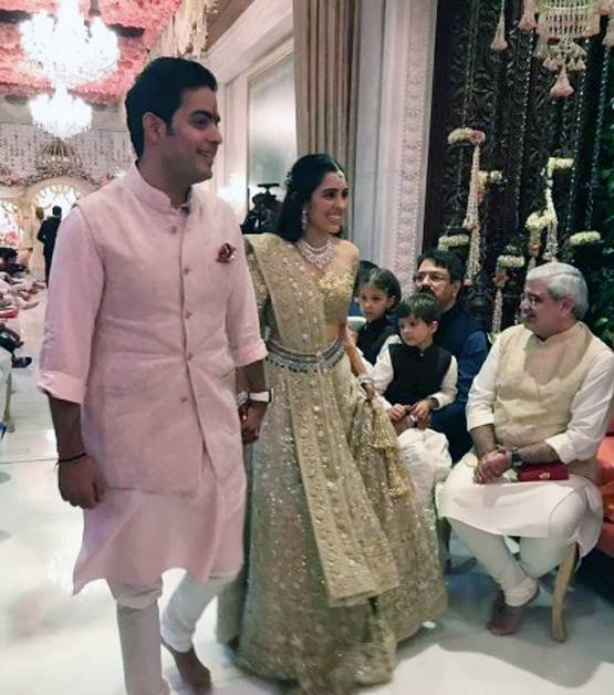 जब आकाश अंबानी-श्लोका हाथ में हाथ थामे आए नजर, देखें 14 तस्वीरें