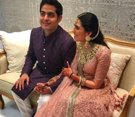 जब आकाश अंबानी-श्लोका हाथ में हाथ थामे आए नजर, देखें 14 तस्वीरें