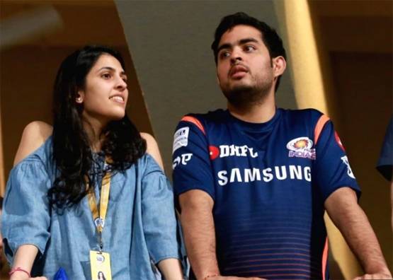 जब आकाश अंबानी-श्लोका हाथ में हाथ थामे आए नजर, देखें 14 तस्वीरें