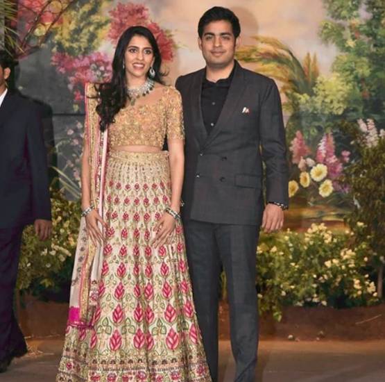 जब आकाश अंबानी-श्लोका हाथ में हाथ थामे आए नजर, देखें 14 तस्वीरें