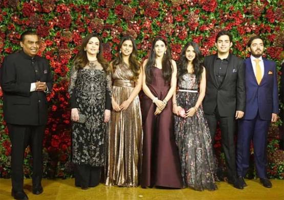 जब आकाश अंबानी-श्लोका हाथ में हाथ थामे आए नजर, देखें 14 तस्वीरें