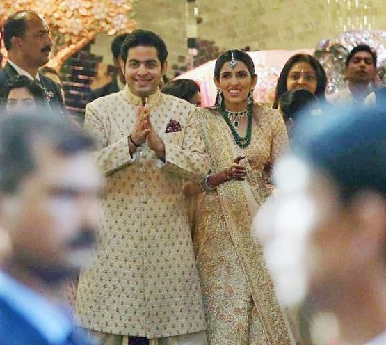 जब आकाश अंबानी-श्लोका हाथ में हाथ थामे आए नजर, देखें 14 तस्वीरें