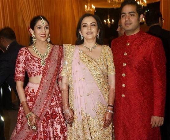 जब आकाश अंबानी-श्लोका हाथ में हाथ थामे आए नजर, देखें 14 तस्वीरें