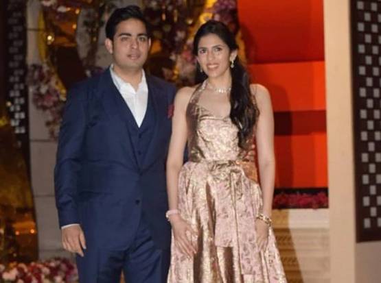 जब आकाश अंबानी-श्लोका हाथ में हाथ थामे आए नजर, देखें 14 तस्वीरें