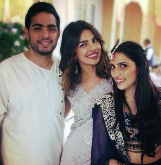 जब आकाश अंबानी-श्लोका हाथ में हाथ थामे आए नजर, देखें 14 तस्वीरें