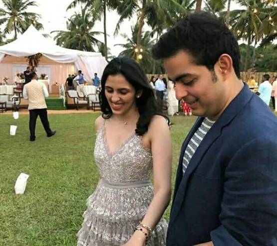 जब आकाश अंबानी-श्लोका हाथ में हाथ थामे आए नजर, देखें 14 तस्वीरें