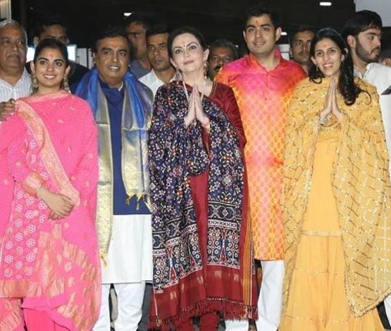 जब आकाश अंबानी-श्लोका हाथ में हाथ थामे आए नजर, देखें 14 तस्वीरें
