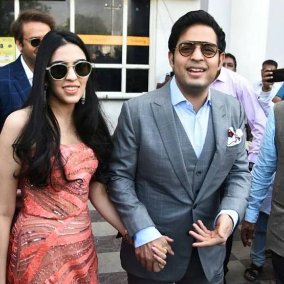जब आकाश अंबानी-श्लोका हाथ में हाथ थामे आए नजर, देखें 14 तस्वीरें