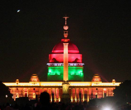 बीटिंग रिट्रीट: बैंड की धुन और बूटों की धमक से गूंजा विजय चौक