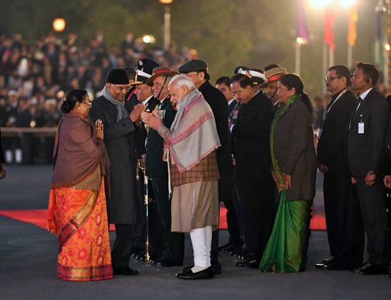 बीटिंग रिट्रीट: बैंड की धुन और बूटों की धमक से गूंजा विजय चौक