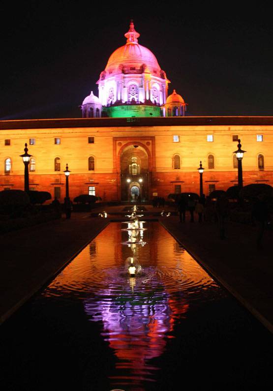 बीटिंग रिट्रीट: बैंड की धुन और बूटों की धमक से गूंजा विजय चौक