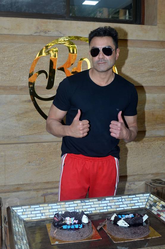 50 साल के हुए बॉबी देओल, सनी देओल ने यूं दी बधाई