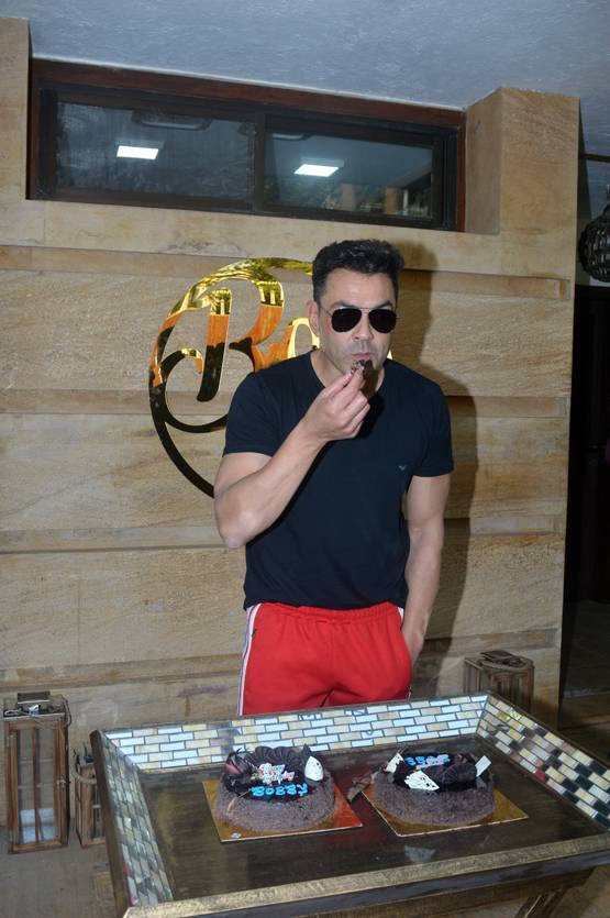 50 साल के हुए बॉबी देओल, सनी देओल ने यूं दी बधाई