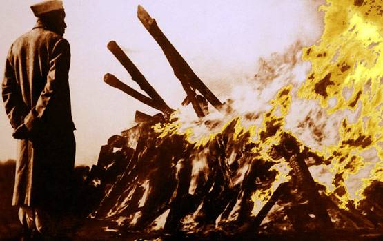 महात्मा गांधी को गोली मारने से पहले गोडसे बोला था- नमस्ते बापू