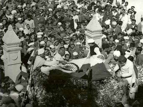 महात्मा गांधी को गोली मारने से पहले गोडसे बोला था- नमस्ते बापू