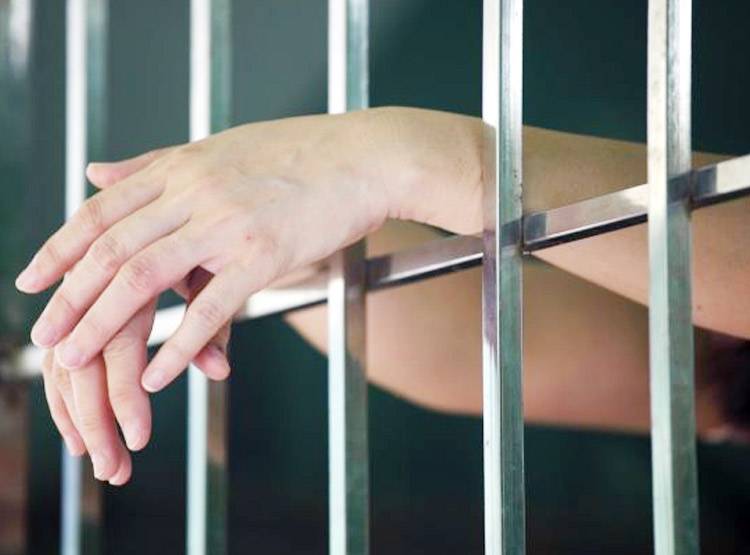 महिला बोली- मेरा पति नपुंसक है, तलाक दो...कोर्ट ने भेज दिया जेल