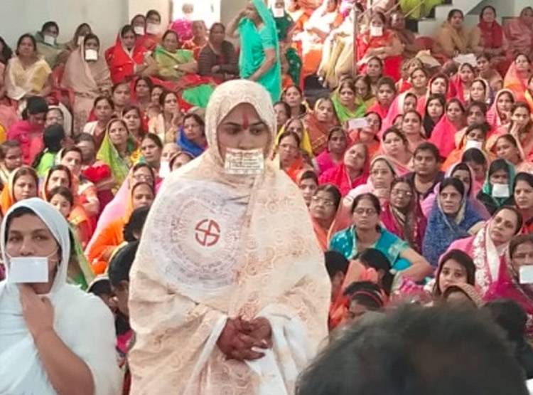 पहले दुल्हन की तरह सजी, फिर साध्वी बन लिया वैराग्य