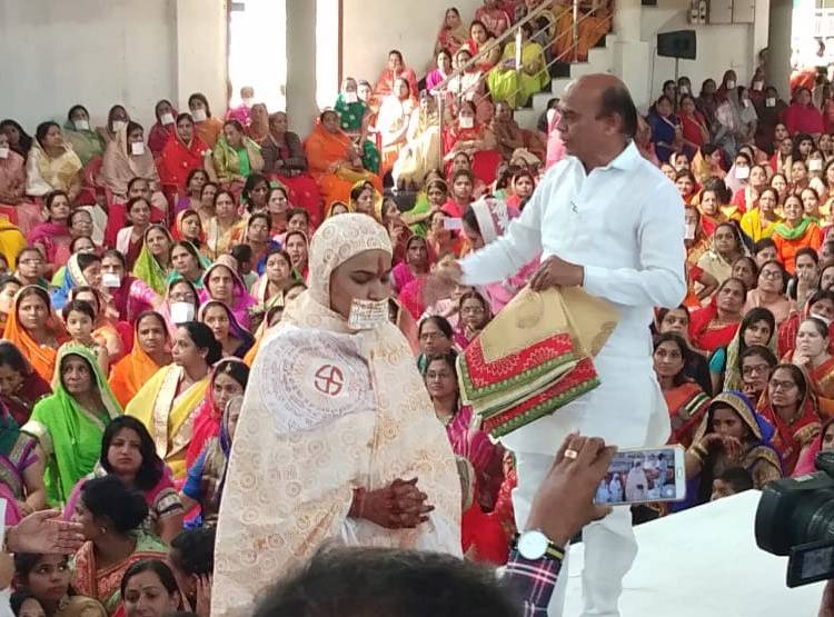 पहले दुल्हन की तरह सजी, फिर साध्वी बन लिया वैराग्य