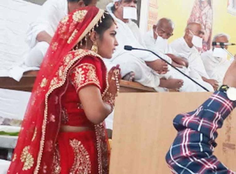 पहले दुल्हन की तरह सजी, फिर साध्वी बन लिया वैराग्य