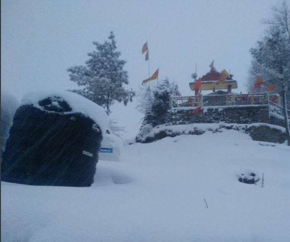 3 राज्यों में भारी बर्फबारी, कहीं आफत में जान, तो कहीं सैलानी मस्त