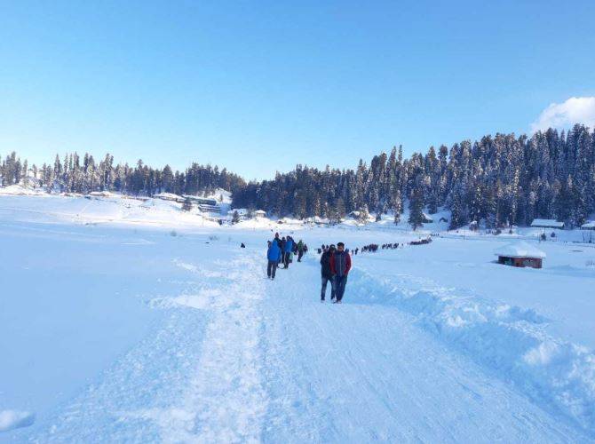 3 राज्यों में भारी बर्फबारी, कहीं आफत में जान, तो कहीं सैलानी मस्त