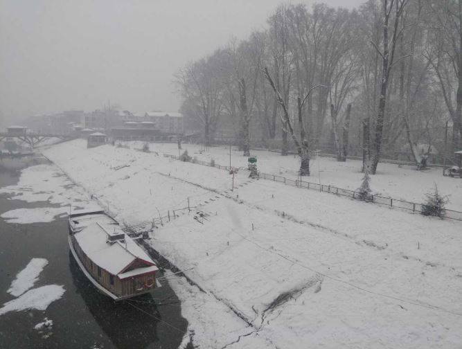 3 राज्यों में भारी बर्फबारी, कहीं आफत में जान, तो कहीं सैलानी मस्त