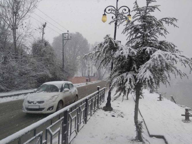 3 राज्यों में भारी बर्फबारी, कहीं आफत में जान, तो कहीं सैलानी मस्त