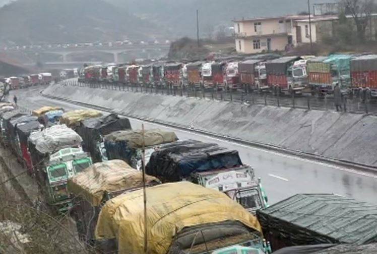 3 राज्यों में भारी बर्फबारी, कहीं आफत में जान, तो कहीं सैलानी मस्त