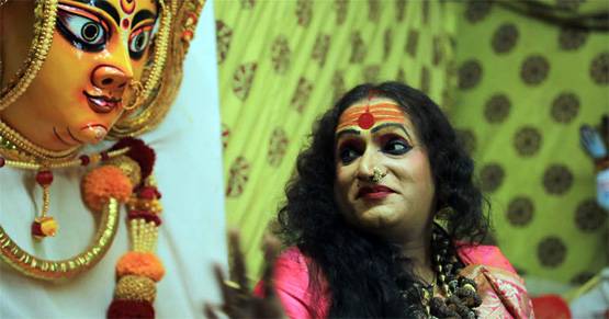 कुंभ में भक्तों से कैसे मिलती हैं किन्नर अखाड़े की मुखिया, PHOTOS