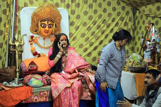 कुंभ में भक्तों से कैसे मिलती हैं किन्नर अखाड़े की मुखिया, PHOTOS