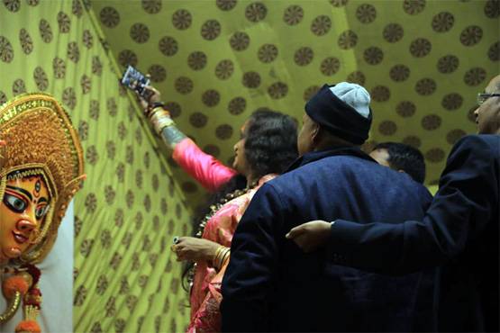 कुंभ में भक्तों से कैसे मिलती हैं किन्नर अखाड़े की मुखिया, PHOTOS