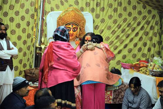 कुंभ में भक्तों से कैसे मिलती हैं किन्नर अखाड़े की मुखिया, PHOTOS