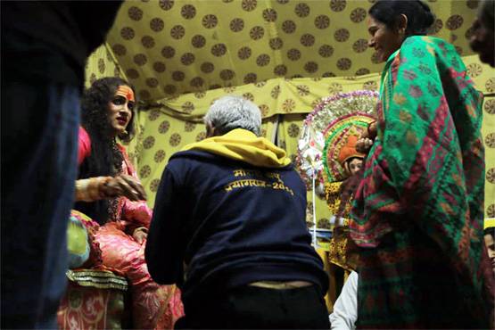 कुंभ में भक्तों से कैसे मिलती हैं किन्नर अखाड़े की मुखिया, PHOTOS