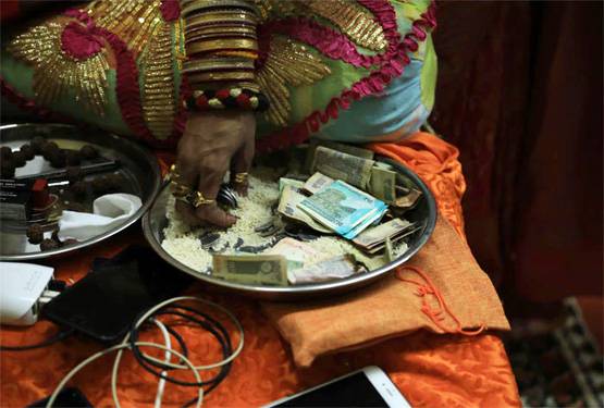 कुंभ में भक्तों से कैसे मिलती हैं किन्नर अखाड़े की मुखिया, PHOTOS