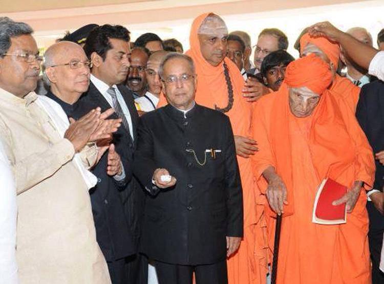 शिवकुमार स्वामी: लिंगायतों के गुरु, मोदी-राहुल तक लेते थे आशीर्वाद