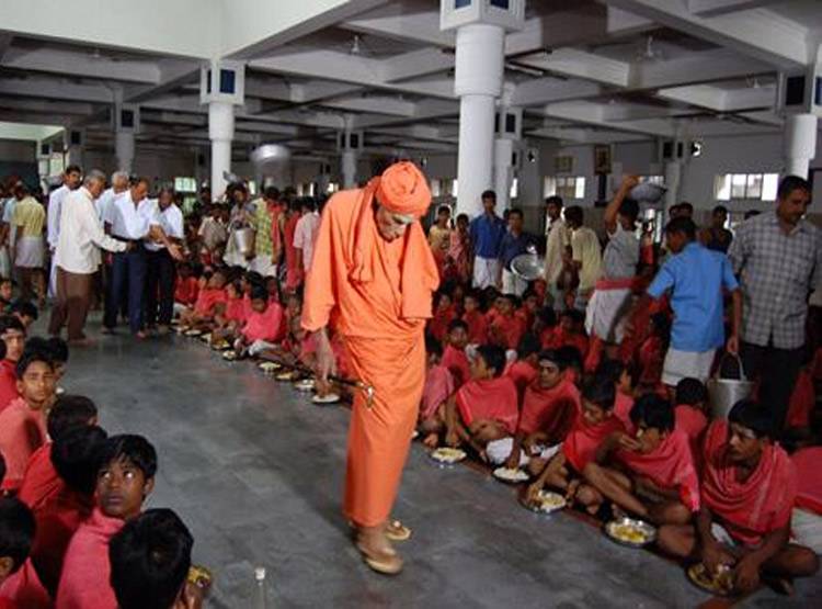 शिवकुमार स्वामी: लिंगायतों के गुरु, मोदी-राहुल तक लेते थे आशीर्वाद