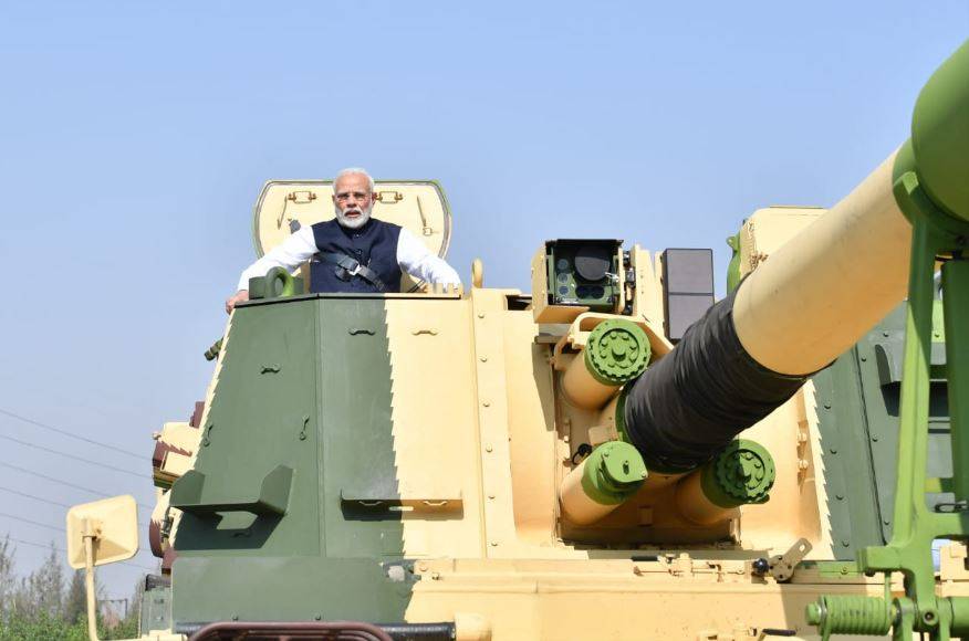 Photos: जब टैंक पर सवार हो गए PM मोदी, शेयर किया अनुभव