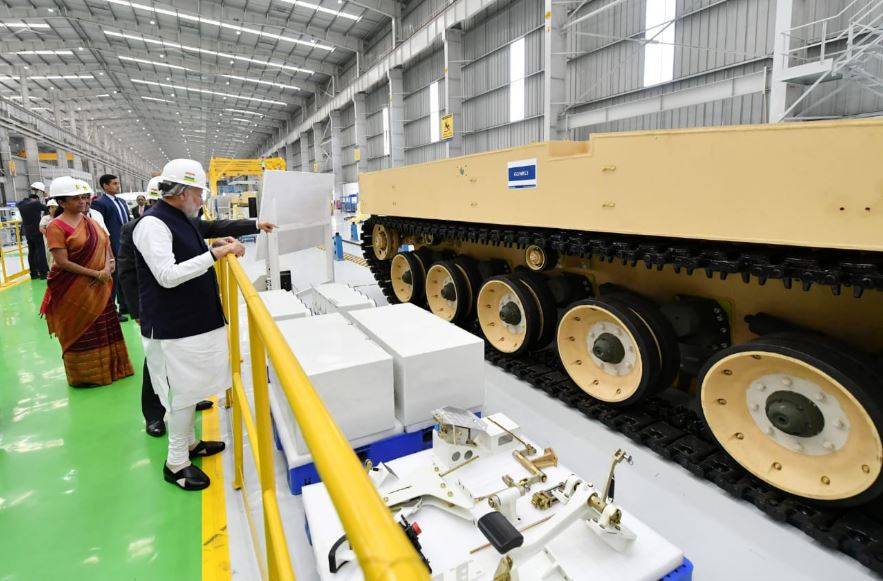 Photos: जब टैंक पर सवार हो गए PM मोदी, शेयर किया अनुभव