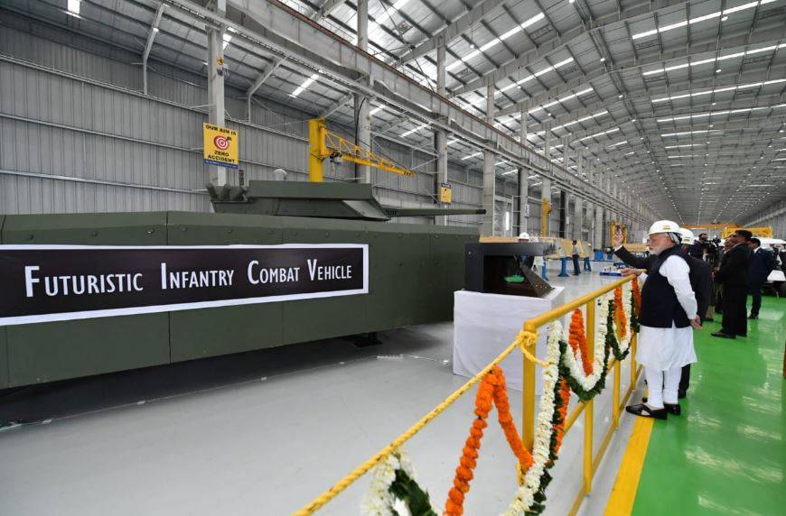 Photos: जब टैंक पर सवार हो गए PM मोदी, शेयर किया अनुभव