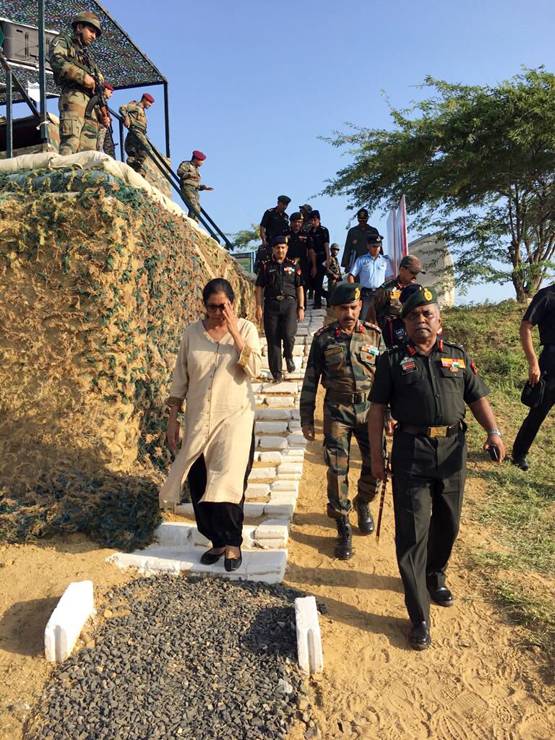 उरी मूवी देखने PVR पहुंचीं रक्षा मंत्री, लोग बोले- हो रहा गर्व