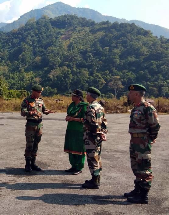 उरी मूवी देखने PVR पहुंचीं रक्षा मंत्री, लोग बोले- हो रहा गर्व