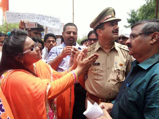 गांधी को गोली, शिवराज को मूर्ति: हिंदू महासभा नेता की तस्वीरें वायरल