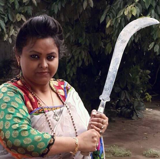 गांधी को गोली, शिवराज को मूर्ति: हिंदू महासभा नेता की तस्वीरें वायरल