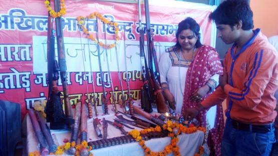 गांधी को गोली, शिवराज को मूर्ति: हिंदू महासभा नेता की तस्वीरें वायरल