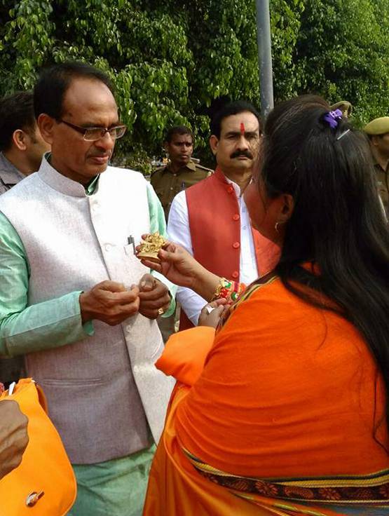 गांधी को गोली, शिवराज को मूर्ति: हिंदू महासभा नेता की तस्वीरें वायरल