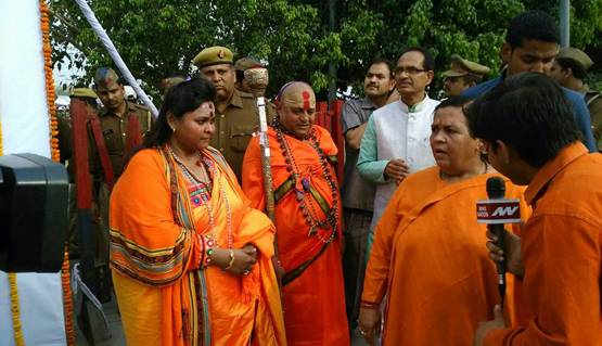 गांधी को गोली, शिवराज को मूर्ति: हिंदू महासभा नेता की तस्वीरें वायरल